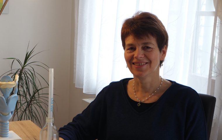 Cordula Hüsers in ihrer Praxis